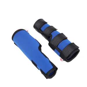 Dettaglio delle protezioni blu per zampe di cane dotate di cinghie in velcro nere
