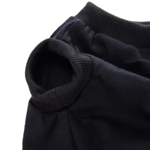 Gros plan detail d'un t-shirt gilet pour animal de compagnie noir uni avec col en tricot côtelé.