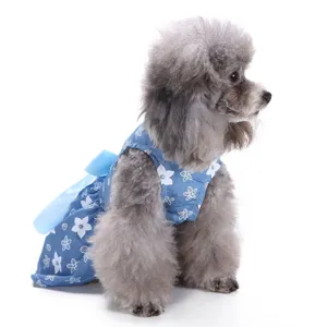 Detailansicht des süßen blauen floralen Hunde-Sommerkleids mit süßer Schleife am Rücken.