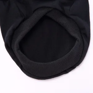 Détail de gilet de vêtements pour chien de compagnie uni noir, col côtelé soigné.