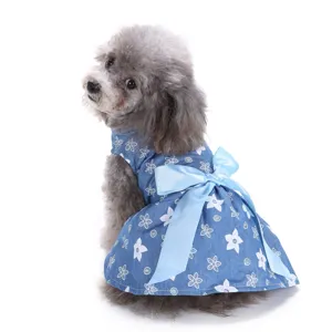 Nahaufnahme des blauen Blumen-Haustierkleids mit einer süßen hellblauen Schleife für Hunde.