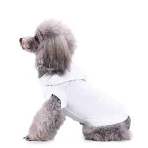 Vue détaillée du sweat à capuche pour animal blanc, tissu doux et finitions soignées.