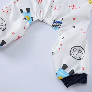 Detailansicht des Astronauten-Prints und Rippbündchens am Hundepyjama aus Baumwolle.