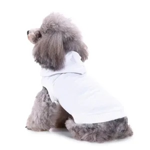 Vue rapprochée détaillée d'un gilet à capuche pour chien blanc uni, tissu doux et confortable.
