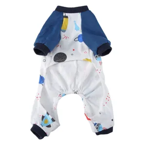 Detailansicht der leichten Haustier-Pyjamas mit Weltraummuster für Hunde im Vierbein-Design