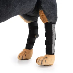 Dettaglio della protezione per gambe di cane con strisce riflettenti e cinturini