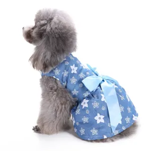 Hübsches blaues Jeans Hunde Kleid mit weißem Blumenmuster und einer süßen blauen Schleife.