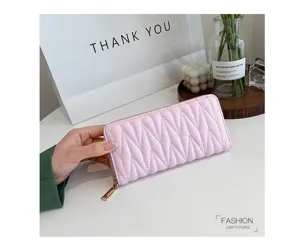 Detailansicht der rosa gesteppten langen Brieftasche mit eleganter Stickerei und Reißverschluss