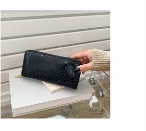 Primer plano de cartera larga para mujer negra con patrón de cocodrilo