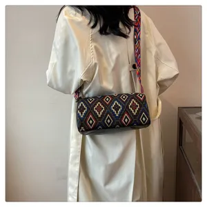 Moderne canvas tas in etnische stijl met kleurrijke patronen en een geweven riem
