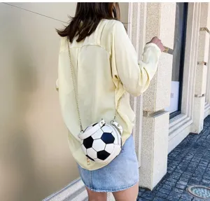 Bolso bandolera con forma de balón de fútbol y cadena dorada, vista trasera