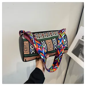 Detailweergave van een modieuze canvas tas in etnische stijl met een gekleurde riem