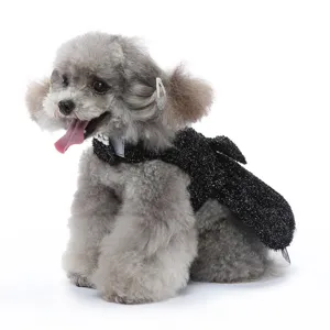 Vue détaillée de la robe de fête pour chien à paillettes avec nœud et col en perles élégant.