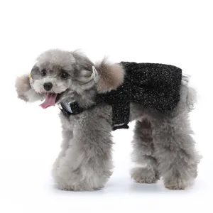 Robe élégante pour chien de compagnie avec tissu brillant et nœud, idéale pour les fêtes.
