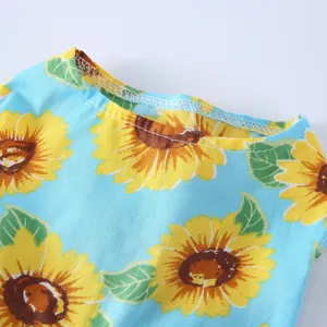 Gros plan sur les détails de la robe pour animal avec motif tournesol et coutures propres.