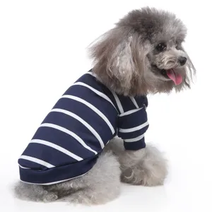 Detailansicht des blau-weißen gestreiften Haustier-T-Shirts, bequeme Hundekleidung.