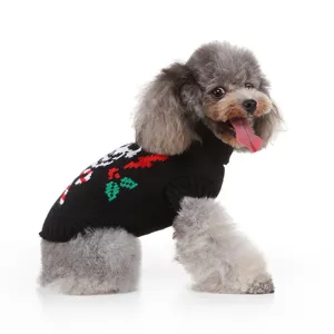 Vue détaillée d'un pull tricoté noir pour animal avec des motifs festifs d'hiver.