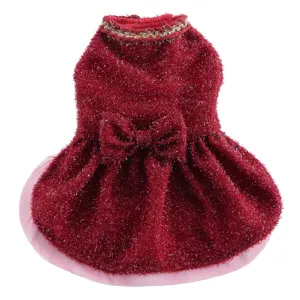 Détail de la robe pour chien rouge scintillante avec nœud et col doré élégant.