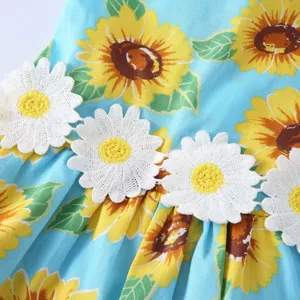 Détail de la robe d'été pour animal avec imprimé tournesol et dentelle blanche florale.