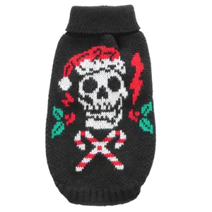 Vue détail d'un pull pour animal de compagnie en tricot noir, vêtement chaud pour chien.