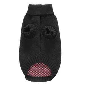 Détail pull tricoté pour animal col roulé noir, vêtements chien hiver rouge vert.