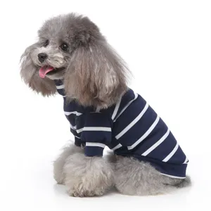 Detailansicht des stilvollen blau-weißen gestreiften Rollkragen-Pullovers für Hunde.