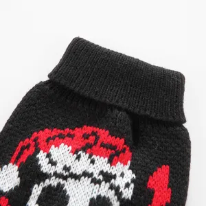 Pull-over en tricot noir pour animal avec joli motif de bonnet de père Noël pour chien