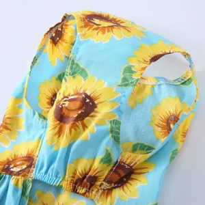 Vue détaillée de la robe d'été respirante pour animal avec un imprimé tournesol vif.
