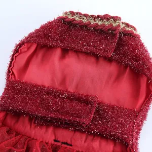 Vue détaillée de la robe pour animal rouge pailletée avec fermeture velcro et bordure brillante.