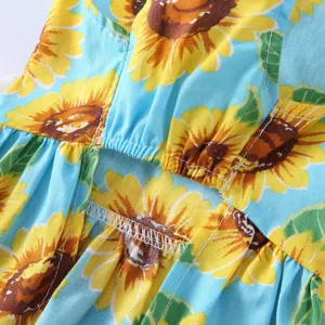 Gros plan détail de la jolie robe d'été pour animal avec motif tournesol et volants.