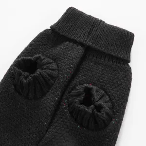 Vue détaillée du pull tricoté gris foncé pour animaux, col roulé confortable pour chiens.