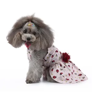 Vue détaillée de la robe d'été pour chiot respirante en rose avec imprimé coccinelle.