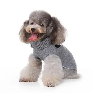 Pull tricoté gris pour chien avec col roulé pour l'hiver, vêtement chaud et confortable pour animal.