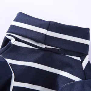 Detailansicht des gestreiften Hunde-Rollkragenpullovers, bequeme Haustierbekleidung Alltag.