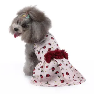 Robe pour chien motif coccinelle avec décor de fleurs rouges, tissu respirant mode été.