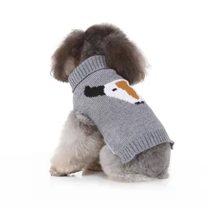 Gros plan détaillé du pull en tricot gris confortable pour animaux avec motif d'oiseau.