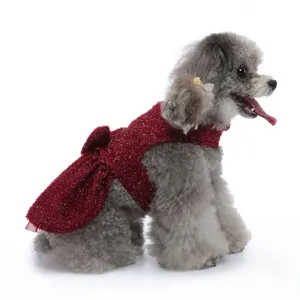 Gros plan d'un robe pour chien rouge scintillante avec un nœud mignon pour fête et mariage.