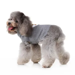 Vue détaillée du pull-over gris pour animaux de compagnie, vêtement tricoté chaud pour chien.