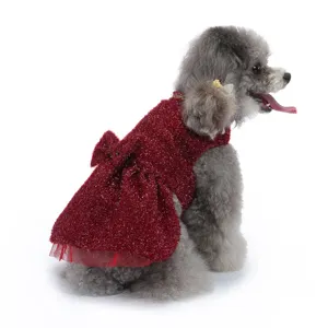 Chic robe de chien rouge scintillante avec nœud, style princesse élégant pour fêtes et mariages.