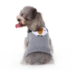 Vue détaillée du pull pour chien, vêtement en tricot gris avec joli motif d'animal au dos.