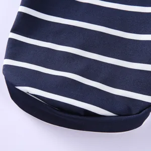 Nahaufnahme der niedlichen Haustier Hundekleidung mit klassischen blau-weißen Streifen.