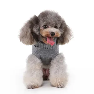 Détail du pull tricoté gris pour chien montrant la texture douce et son col roulé confortable.