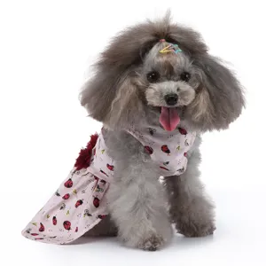 Gros plan détaillé de la jolie robe rose pour animaux avec des motifs de coccinelles et fleurs.
