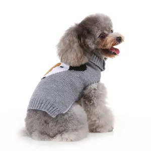 Vue detaillee pull tricot pour animal gris motif elan, vetement d'hiver pour chien col roule.