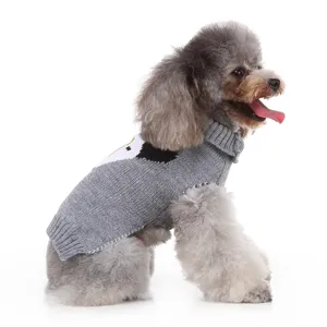 Pull en tricot gris pour chien avec col roulé, vue détaillée de vêtements d'hiver pour animaux.