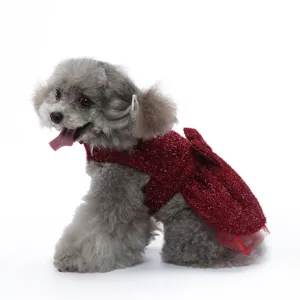 Vue détaillée de la robe de chien de compagnie rouge pailleté avec nœud pour fête.