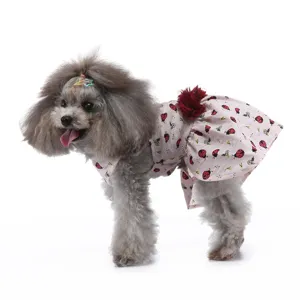 Vue détaillée de la jolie robe d'été pour animal avec imprimé coccinelle et accent floral rouge.