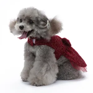Vue détaillée d'une robe pour chien rouge scintillante avec nœud et tulle de fête.