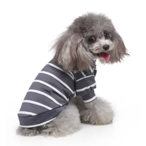 Graues gestreiftes Hundeshirt, hoch schliessender Haustierpullover, Fruehlings Hundebekleidung.