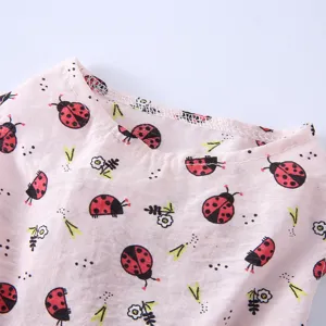 Détails en gros plan du col de la robe pour animaux avec de jolies coccinelles.